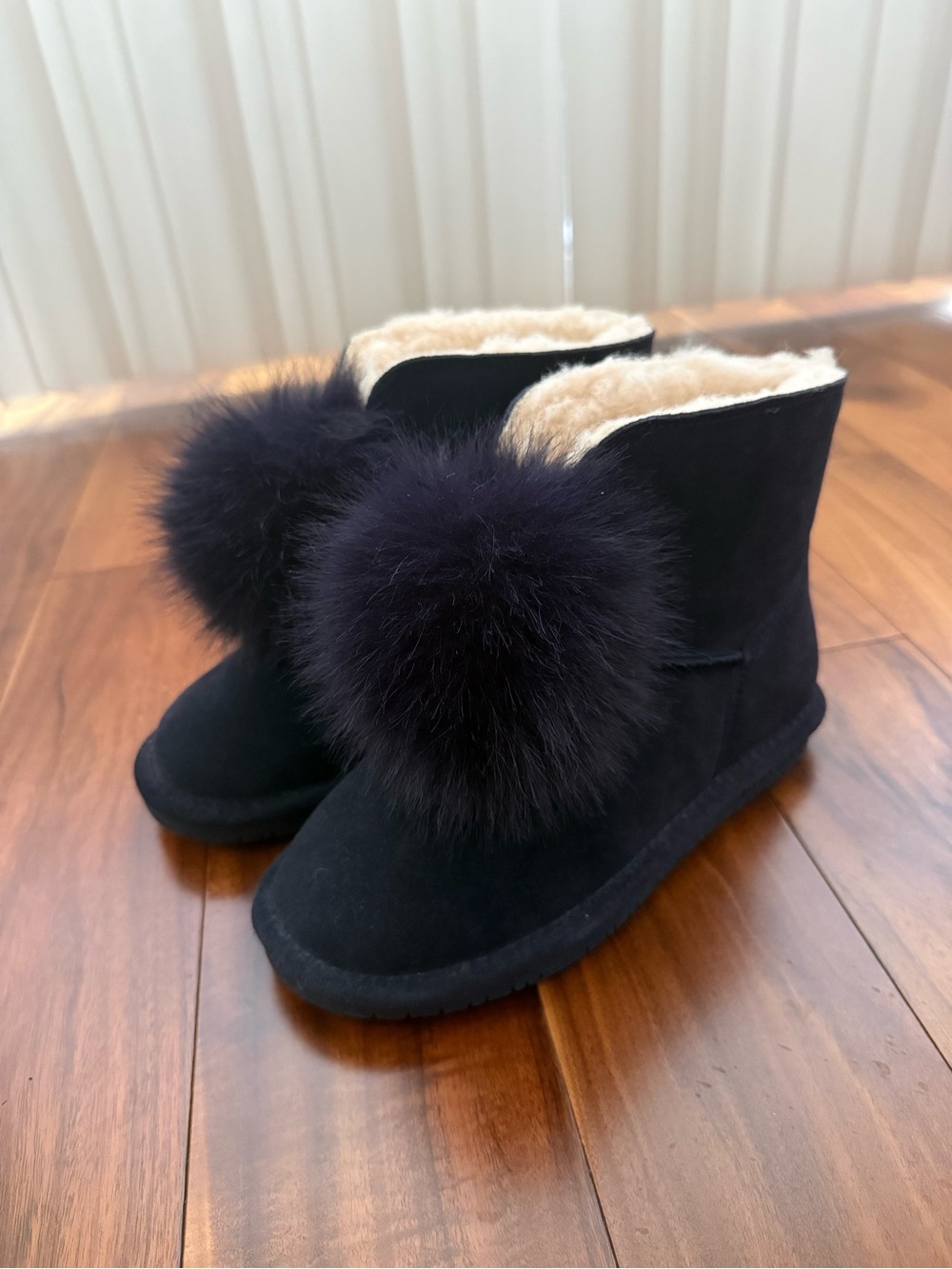 BEARPAW Liv Navy Suede Pom Pom Boots
Women's Size 6.5